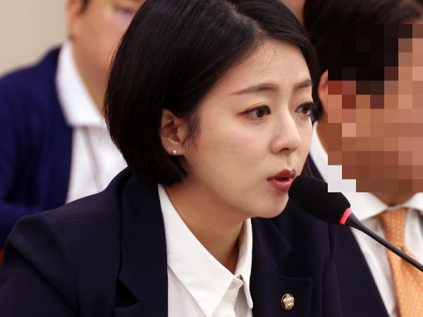 배현진 국민의힘 의원이 오요안나 사건에 대해 'MBC 사내 전반에 누가 괴롭히는 걸 묵인하고 용인하고 쉬쉬하는 문화가 있다'고 폭로했다. 사진은 배현진 국민의힘 의원이 지난해 10월10일 오전 서울 여의도 국회 문화체육관광위원에서 열린 국가유산청 등에 대한 국정감사에서 질의를 하고 있는 모습. /사진=뉴시스