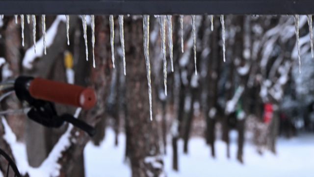 목요일인 6일도 북서쪽에서 찬 공기가 남하하면서 맹추위가 이어진다. 사진은 지난 5일 광주 남구 한 공원에 고드름이 매달려 있는 모습. /사진=뉴시스