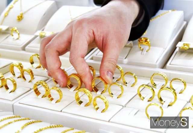 금값이 연일 상승세를 이어가는 가운데 8일 서울 종로구 한국금거래소에 금 제품이 전시됐다./사진=임한별 기자