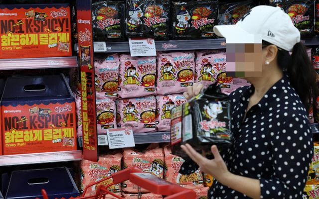 삼양식품의 지난해 영업이익이 3000억원을 돌파했다. 서울 시내 대형마트에서 한 시민이 불닭볶음면을 구매하고 있다. /사진=뉴시스