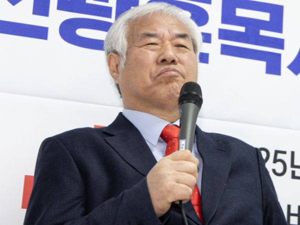 사랑제일교회가 전광훈 목사의 '아들 시신 암매장' 논란에 대한 입장을 밝혔다. 사진은 전광훈 사랑제일교회 목사가 5일 오전 서울 여의도 자유통일당 당사에서 열린 내란 선동 혐의 관련 기자회견에 참석해 관계자의 발언을 듣고 있는 모습. /사진=뉴스1