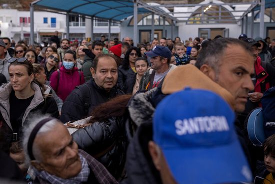 4일(현지시각) 그리스 산토리니 섬에서 주민들이 섬을 떠나기 위해 배를 기다리고 있다. /사진=로이터