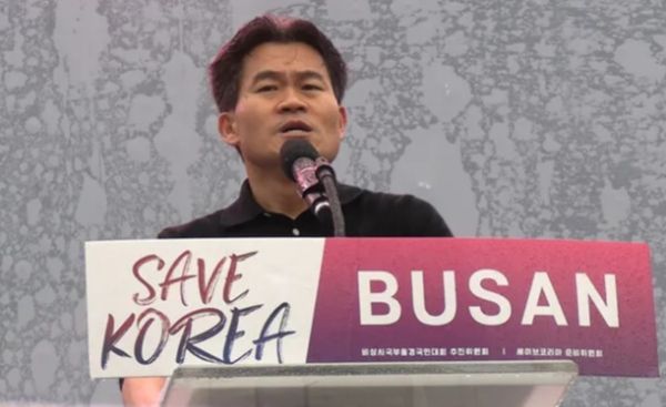 전한길이 윤석열 대통령 국민변호인단에 가입했다. 사진은 지난 1일 부산역 광장 세이브코리아 집회 참석해 연설하는 전한길 모습. /사진=전한길 유튜브 채널 캡처