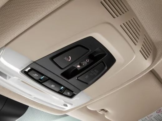 BMW 차량의 '이머전시 콜' 기능이 둔기 폭행범을 붙잡는 데 큰 역할을 했다. 사진은 기사의 이해를 돕기 위한 BMW 커넥티드드라이브 이머전시 콜 모습. /사진=BMW 제공