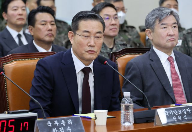 신원식 국가안보실장이 지난 5일 마이클 월츠 미국 국가안보보좌관과의 첫 통화했다. 사진은 신 실장이 지난달 22일 서울 여의도 국회에서 열린 윤석열 정부의 비상계엄 선포를 통한 내란 혐의 진상규명 국정조사 특별위원회 1차 청문회에서 의원 질의에 답변하는 모습. /사진=뉴시스