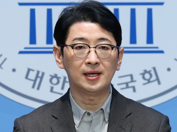 국민의힘 법률자문위원장인 주진우 의원이 김문수 고용노동부 장관에게 고 오요안나 사건을 직접 챙겨달라고 요청했다. 사진은 주 의원이 지난달 16일 오후 서울 여의도 국회 소통관에서 더불어민주당 카톡 검열 고발 관련 기자회견을 열고 "민주당은 국민을 상대로 검열하고 협박하는 짓을 멈춰야 한다"고 말하고 있는 모습. /사진=뉴스1