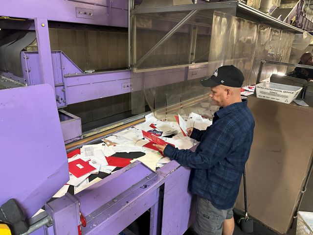 미국 우체국이 지난 4일(이하 현지시각) 중국, 홍콩에서 들어오는 소포 배송을 전격 중단하겠다고 밝혔다. 사진은 2023년 11월30일 미국 캘리포니아주 로스앤젤레스 미국 우편국에서 배송을 준비하는 모습. /사진=로이터