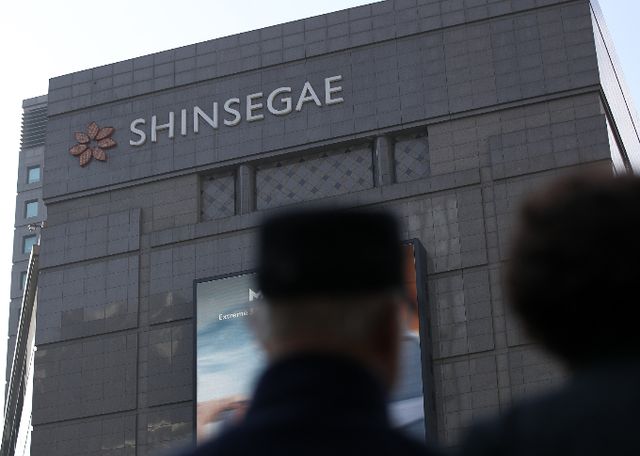 신세계가 지난해 외형은 성장했으나 수익성에서 아쉬운 성과를 냈다. 서울 중구 신세계백화점 본점 면세점 앞을 시민들이 지나가고 있다. /사진=뉴스1