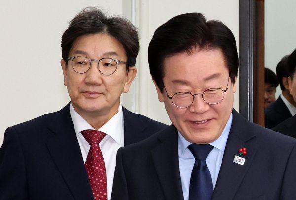 권성동 국민의힘 원내대표가 이재명 더불어민주당 대표의 위헌법률심판 제청에 대해 비판했다. 사진은 권성동 국민의힘 원내대표가 이재명 더불어민주당 대표와 회동한 모습. / 사진=뉴시스