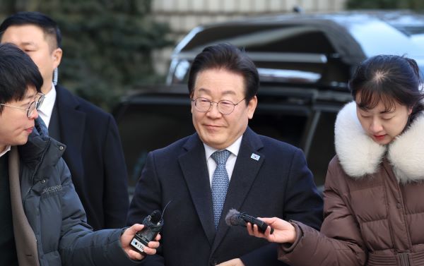 이재명 더불어민주당 대표가 공직선거법 위반 혐의 항소심 두 번째 재판에 출석했다. 사진은 공직선거법 위반 사건 항소심 2심 공판에 출석하는 이재명 더불어민주당 대표 모습. /사진=뉴스1