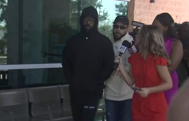 미국 농구의 전설 마이클 조던의 둘째 아들 마커스 조던이 지난 4일(이하 현지시각) 음주운전과 마약류 소지 등 혐의로 인해 경찰에 붙잡혔다. 사진은 마커스(맨 왼쪽)가 지난 4일 미국 오렌지카운티 구치소에서 풀려난 모습. /사진=ABC 방송화면 캡처