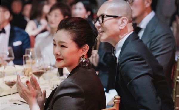 영화 프로듀서 왕웨이중의 아내 린후이징이 배우 고 서희원(쉬시위안)과 구준엽이 최근 함께 찍은 사진을 공개했다. /사진=린후이징 SNS 캡처