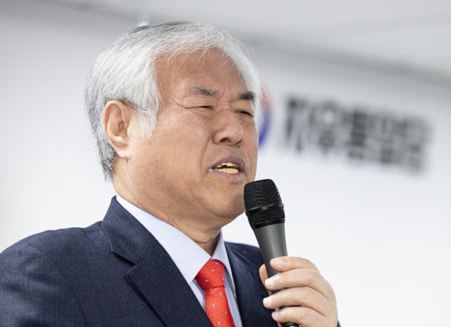 더불어민주당은 전광훈 목사가 법원 테러 등 폭력과 테러를 부추겼다며 경찰 수사를 의뢰하기로 했다. 사진은 전광훈 사랑제일교회 목사가 기자회견을 열고 내란 선동 혐의 관련 입장을 밝히는 모습. /사진=뉴스1