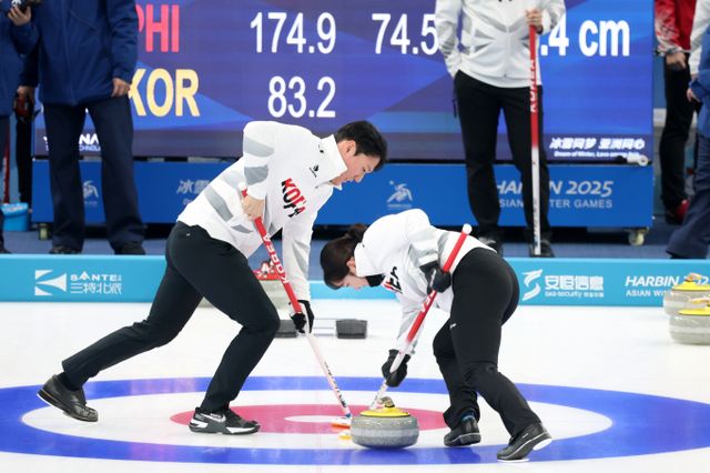 한국 컬링 믹스더블팀이 2025 하얼빈 동계아시안게임에 출전해 5일 진행된 카자흐스탄과의 경기에서 12-0으로 승리했다. 사진은 지난 4일 중국 헤이룽장성 하얼빈시 핑팡컬링아레나에서 열린 혼성 믹스더블 라운드로빈 B조 대한민국과 필리핀의 경기에 출전한 김경애(오른쪽)와 성지훈이 스위핑하는 모습. /사진=뉴스1