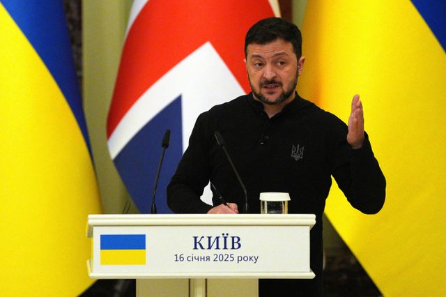 러시아와 우크라이나가 전쟁을 4년째 진행하고 있는 가운데 볼로디미르 젤렌스키 우크라이나 대통령이 블라디미르 푸틴 러시아 대통령과 직접 대화할 수 있다는 입장을 밝혔다./사진=로이터