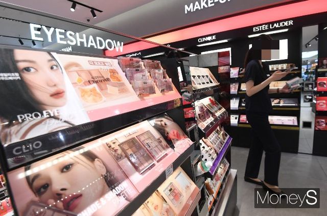 CJ올리브영과 다이소가 지난해 불황에도 고용을 늘린 것으로 나타났다. 서울 시내 한 올리브영 매장에 직원이 지나가고 있다. /사진=장동규 기자