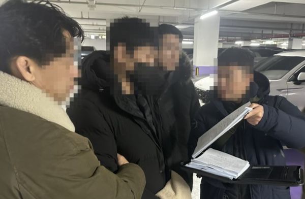 목사방 총책이 경찰의 신상정보 공개 결정에 반발해 법적 대응에 나섰다. 사진은 경찰에 체포되는 목사방 총책 30대 남성의 모습. /사진=뉴시스(서울경찰청 사이버수사과 제공)