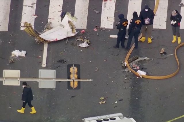 미국 펜실베이니아주 필라델피아 도심에 소형 항공기가 추락해 7명이 사망하고 22명이 다쳤다. 사진은 지난 1일(현지시각) 추락한 항공기 잔해를 조사 중인 모습. /사진=로이터