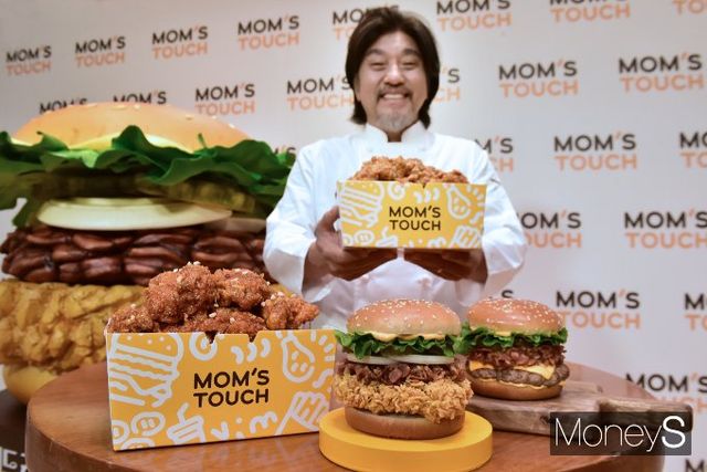 맘스터치가 5일 오전 10시부터 서울과 수도권 12개 직영점 네이버 예약을 통해 에드워드 리 셰프의 레시피로 개발한 신메뉴 사전주문 신청을 시작한다. 지난달 21일 에드워드 리 셰프가 서울 중구 장충동 신라호텔 영빈관 신제품 출시 기자간담회에서 제품을 소개하고 있다. /사진=임한별 기자