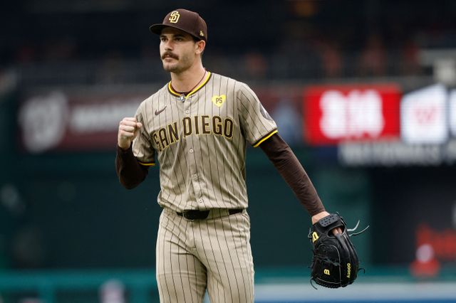 샌디에이고 파드리스가 핵심 선발 투수인 딜런 시즈를 트레이드할 팀을 찾고 있다. 사진은 2024시즌 샌디에이고 파드리스에서 활약한 딜런 시즈의 모습. /사진=로이터