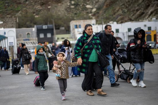 4일(현지시각) 그리스 산토리니 섬에서 주민들이 섬을 떠나기 위해 배를 탑승하고 있다./사진=로이터