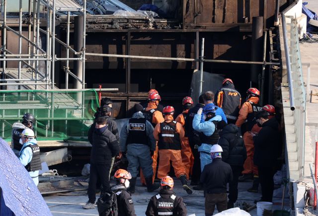 지난 1일 발생한 서울 용산구 국립한국박물관 화재 현장 감식이 4일 진행됐다. 화재 원인은 옥상 용접 작업 중 우레탄폼에 튄 불꽃 때문인 것으로 확인됐다. 사진은 지난 4일 서울 용산구 한글박물관에서 소방, 경찰 관계자 등이 현장 감식 하는 모습. /사진=뉴시스 