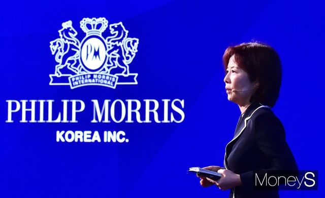 윤희경 한국필립모리스 대표이사는 이날 기자와 만나 신제품의 새로운 기능들에 대해 소개했다. 사진은 윤 대표의 발표 모습. /사진=임한별 기자