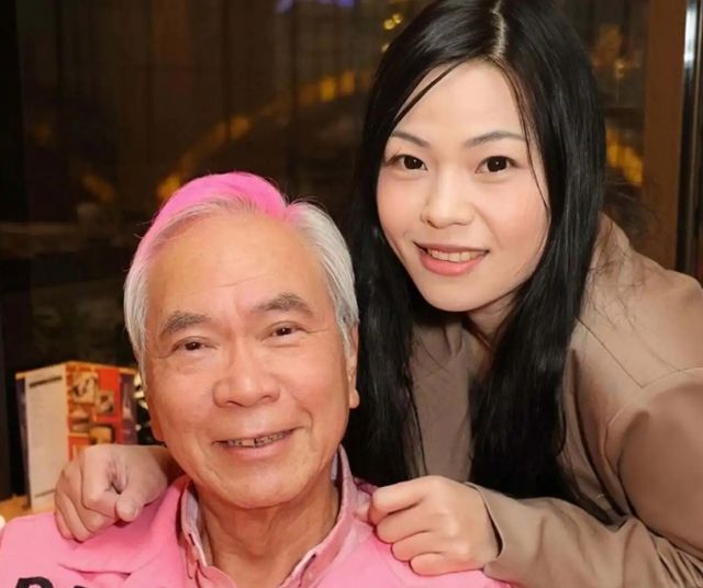 홍콩 배우 이용기가 최근 36세 연하의 약혼녀와 결혼할 것이라고 발표했다. 사진은 이용기와 그의 약혼녀 크리스 웡(오른쪽)의 모습. /사진=뉴시스(BAIDU 갈무리)