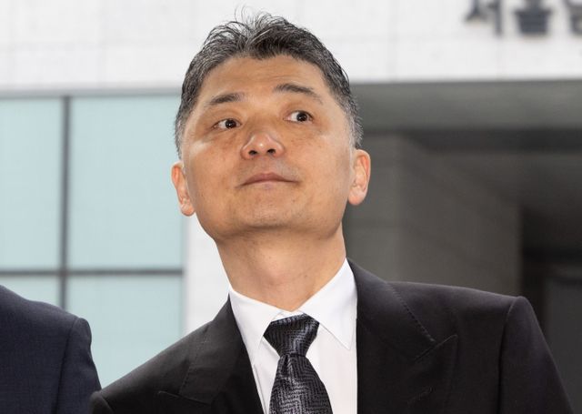 두 창업자가 경영에서 손을 뗀 이후, 그들이 만들어낸 벤처 신화도 점차 빛이 바래고 있다. 사진은 SM 엔터테인먼트 인수 과정에서 시세조종을 지시·공모한 혐의로 재판에 넘겨진 카카오 창업자 김범수 경영쇄신위원장이 지난해 11월 서울 양천구 서울남부지방법원에서 열린 공판에 출석하고 있는 모습. /사진=뉴시스