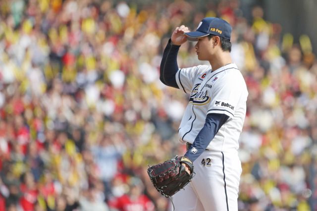 두산 베어스 퓨처스팀이 1군급 선수들을 대거 포함한채 전지훈련에 나섰다. 사진은 2024시즌 두산 베어스에서 활약한 최지강의 모습. /사진=뉴스1