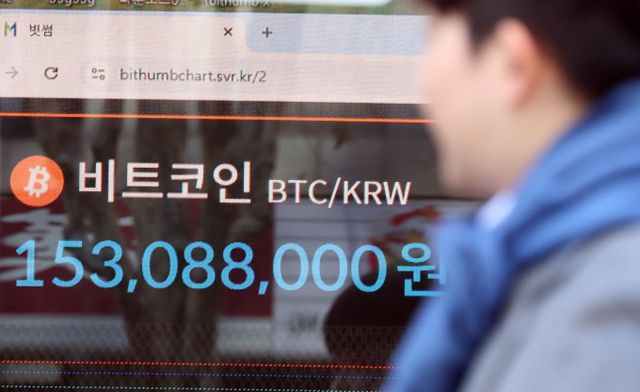 한국 가상자산 시장에서 '김치프리미엄'이 치솟고 있는 가운데 수급 불균형 문제와 규제 환경이 다시 주목받는다. 사진은 지난 5일 서울 서초구 빗썸라운지 전광판에 비트코인 시세가 표시되고 있는 모습. /사진=뉴스1