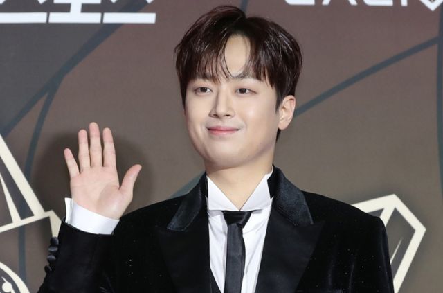 이찬원의 이름으로 기부한 가왕전 상금은 소아암·백혈병·희귀난치질환으로 고통받고 있는 환아들의 치료비로 사용될 예정이다. 사진은 지난해 11월 인천의 한 공연장에서 열린 '제1회 코리아 그랜드 뮤직 어워즈(2024 KGMA)' 레드카펫 행사에 참석한 가수 이찬원. /사진=뉴스1