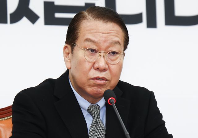 권영세 국민의힘 비상대책위원장이 사전폐지 주장을 언급하며 재고해 볼 필요가 있다고 말했다. 사진은 권 비대위원장이 6일 서울 여의도 국회에서 신년 기자간담회를 하는 모습. /사진=뉴스1