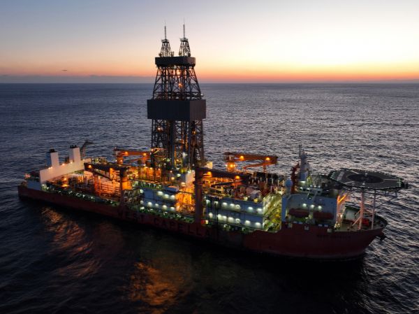 '대왕고래' 구조에 대한 1차 탐사시추가 사실상 실패했다. 사진은 시추 지점에 정박해 정확한 시추위치를 조정하고 있는 웨스트카펠라호의 모습. /사진=뉴스1(한국석유공사)