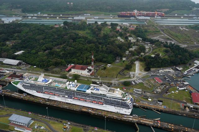 지난 5일(이하 현지시각) 미국 국무부는 미국의 파나마 운하 선박 통행료가 면제됐다고 밝혔다. 사진은 지난 1일 파나마 운하 수문을 통과하는 화물선의 모습. /사진=로이터