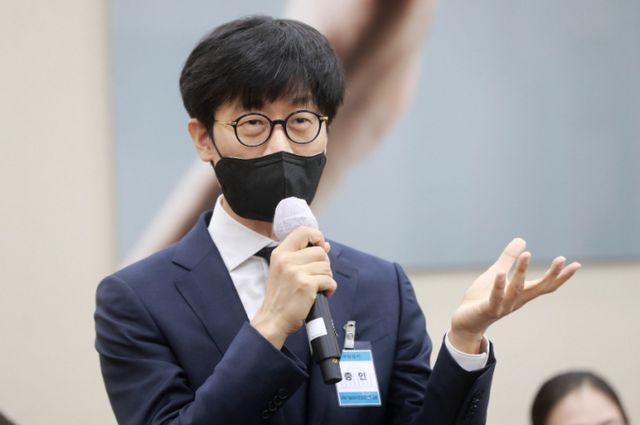 이해진 네이버 글로벌투자책임자가 2021년 10월21일 서울 여의도 국회에서 열린 과학기술정보방송통신위원회의 방송통신위원회 등에 대한 국정감사에서 증인으로 출석해 의원의 질의에 답하고 있다. /사진=뉴스1