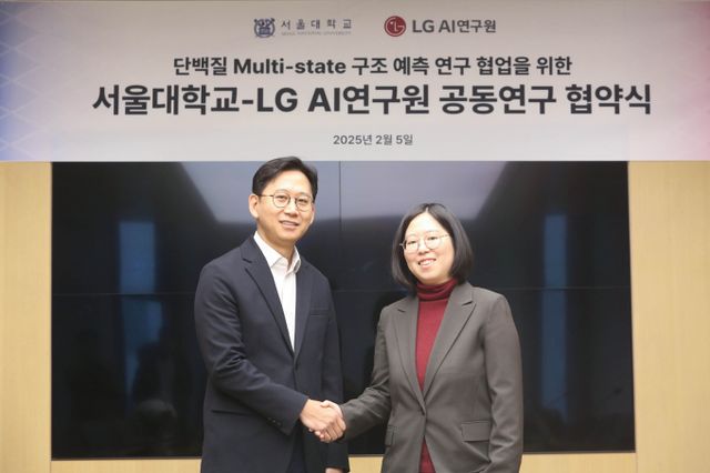 LG AI연구원은 5일 서울 강서구 마곡 LG사이언스파크 글로벌라운지에서 배경훈 LG AI연구원장(왼쪽)과 백민경 교수가 차세대 단백질 구조 예측 AI 공동 연구 계약 체결식에서 기념사진을 촬영하고 있다. /사진=LG
