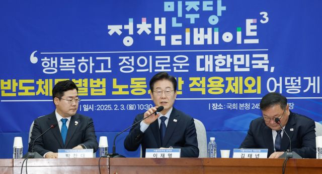 반도체 특별법의 주52시간 예외 조항에 반대해온 이재명 더불어민주당 대표가 입장을 선회하면서 관련 논의가 진전될 것이란 전망이 나온다./사진=뉴스1 