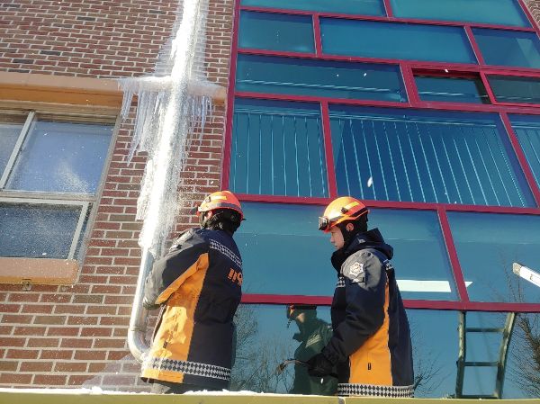 매서운 한파에 한 초등학교 외벽 배수관에 6m 길이의 대형 고드름이 생기는 아찔한 상황이 발생했다. 사진은 소방당국이 초등학교 외벽에 생긴 고드름을 제거하는모습. /사진=뉴스1