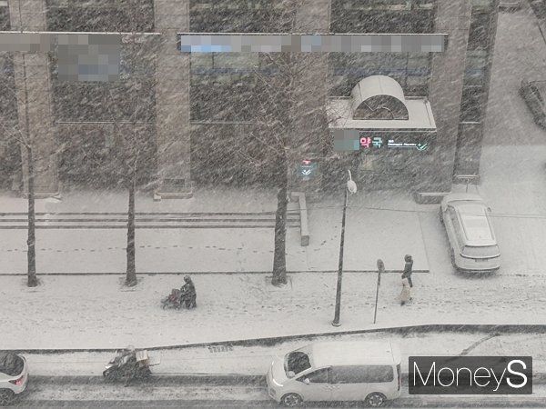 서울, 인천 전역과 경기도 대부분 지역 등에 대설주의보가 내려졌다. 사진은 서울에 대설주의보가 발령된 6일 오후 서울 중구 청계천로 인근에서 시민들이 눈을 맞으며 발걸음을 옮기고 있는 모습. /사진=김다솜 기자