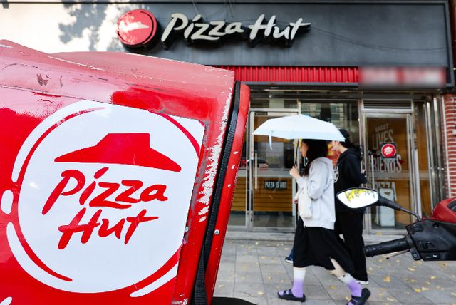 한국프랜차이즈산업협회가 피자헛 차액가맹금 반환청구 소송 상고심 재판부에 탄원서를 제출했다. 지난해 11월 서울 소재 한 피자헛 매장 앞을 시민들이 지나가고 있다. /사진=뉴시스