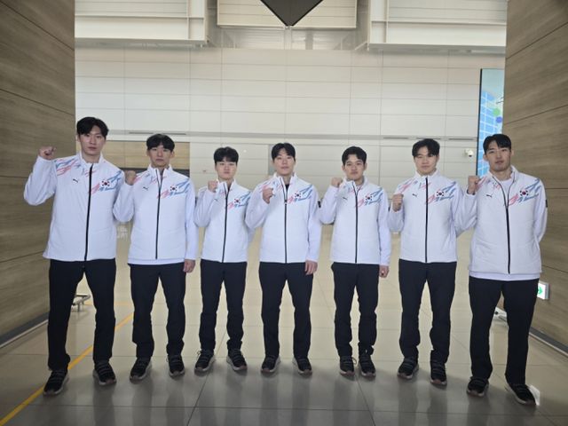 한국 남자 아이스하키 대표팀이 조별예선 2차전에서 타이완을 14-1로 완파했다. 사진은 1일 2025 하얼빈동계아시안게임에 참석하기 위해 인천국제공항을 떠나는 남자 아이스하키 대표팀의 모습. /사진=뉴스1 