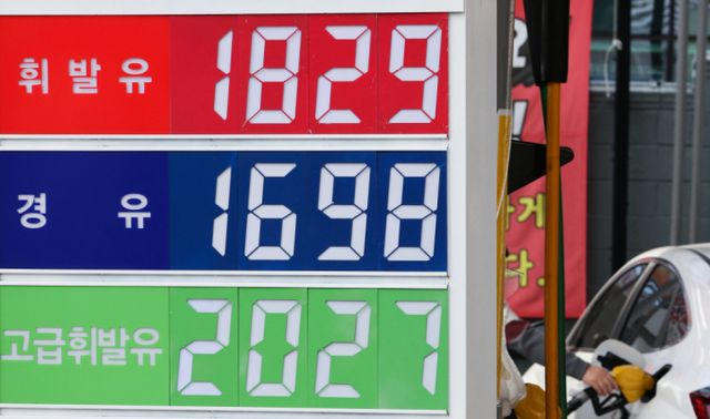 서울의 한 주유소에서 운전자가 주유를 하고 있다. / 사진=뉴스1 신웅수 기자 /사진=(서울=뉴스1) 신웅수 기자