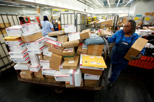 미국 연방 우정국(USPS)이 지난 4일(이하 현지시각) 중국과 홍콩에서 들어오는 우편물, 소포 배송 수령을 거부했다가 다시 수령하겠다는 입장을 보였다. 사진은 2012년 11월29일 미국 시카고 링컨파크 캐리어스 별관에서 USPS 직원이 우편물을 분류하는 모습. /사진=로이터 