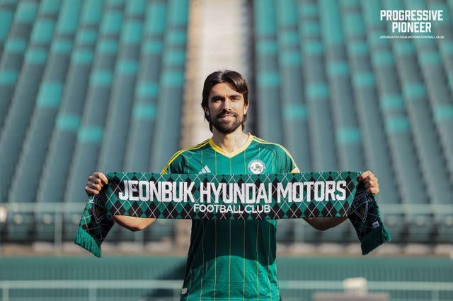 전북 현대모터스가 이탈리아 출신 공격수 안드레아 콤파뇨를 영입했다. 사진은 6일 전북 현대모터스와 계약을 마친 안드레아 콤파뇨의 모습. /사진=전북 현대모터스 제공