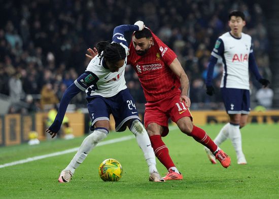 손흥민의 소속팀 토트넘이 리버풀에 패해 리그컵 결승 진출에 실패했다. 사진은 이날 경기에서 양팀 선수들이 볼 경합을 하는 모습. /사진=로이터