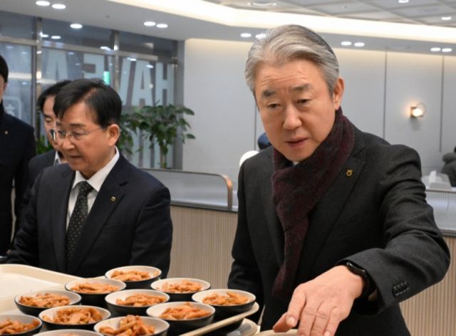 강호동 농협중앙회 회장이 7일 서울 서대문구에 소재 NH농협손해보험 본사 구내식당에 방문해 범국민 아침밥 먹기 캠페인을 독려했다. 강호동 회장(사진 오른쪽)이 송춘수 NH농협손해보험 대표(왼쪽)와 함께 배식을 받고 있다. /사진-농협중앙