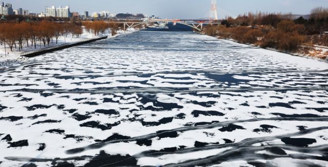 오는 8일은 체감온도가 영하 25도까지 내려가면서 한파가 계속될 예정이다. 한강에 생긴 얼음 위에 전날부터 내린 눈이 쌓여 있는 모습./사진=뉴스1
