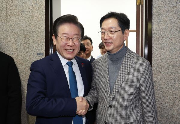 더불어민주당이 김경수 전 경남도지사의 복당을 허용했다. 사진은 이재명 더불어민주당 대표와 김경수 전 경남도지사가 국회에서 만나 인사를 나누는 모습. /사진=뉴시스