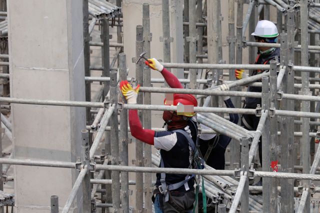 하도급 공사비 현실화를 위한 갈 길이 멀다는 지적이다. 사진은 서울시내 한 공사 현장. 사진은 기사 내용과 관련 없음. /사진=뉴스1